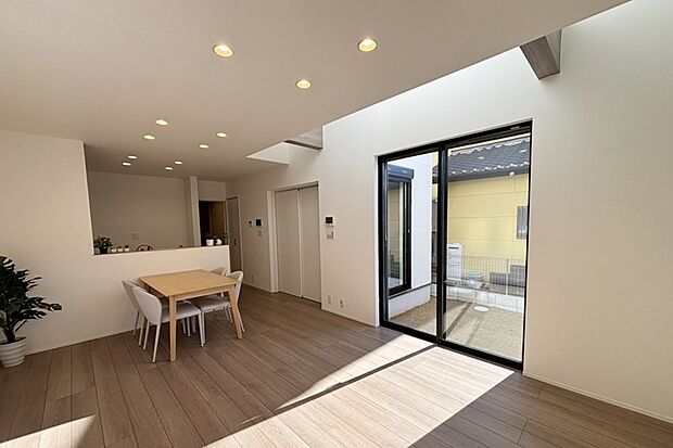 【3号地内観写真:リビング】
開放的な吹き抜け、お庭を設けた16帖のリビング。
視界が抜けて、より広く感じられます。