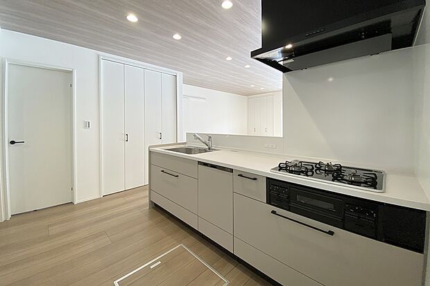 【3号地　キッチン】3口コンロになっているので、主菜・副菜・汁物を同時に調理でき、お料理の効率UP。キッチン⇔洗面室⇔浴室と家事動線が短く移動がらくちん。