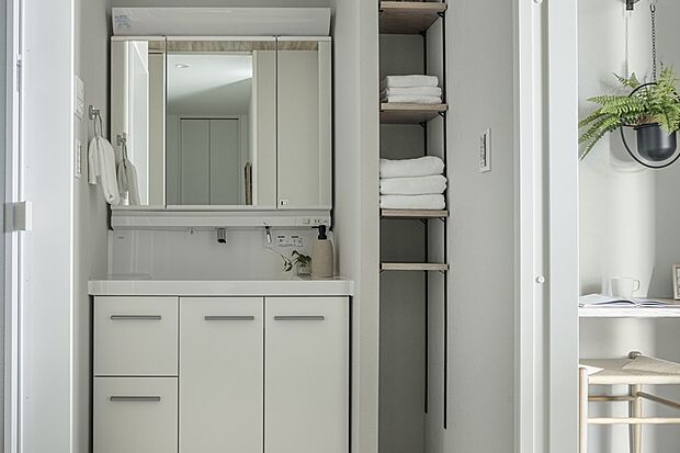 【4号地 洗面台】洗面化粧台のカウンターと洗面ボウルは継ぎ目がない一体型。隙間に汚れがたまることがなく、お手入れ簡単。