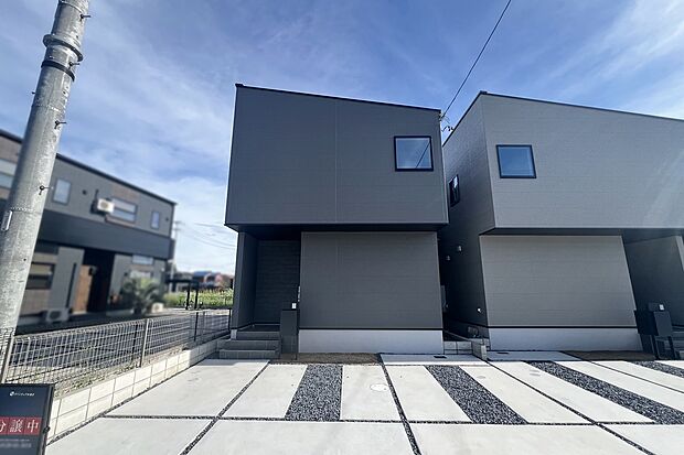 【3号地　外観】玄関には植栽を配置し、不在時や手が離せない時でも荷物を受け取る事ができる宅配ポストを完備。