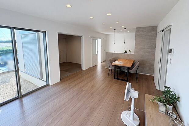 【2号地/リビング】子供が遊んだりお昼寝をしたりできるリビングから繋がる和室がございます。来客時のおもてなしにも重宝します。