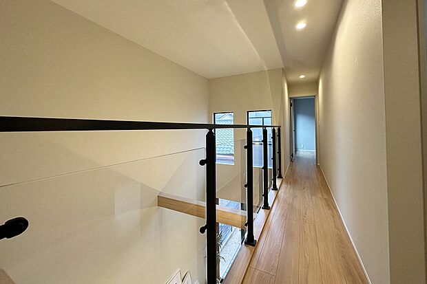 【吹抜け】おしゃれな照明のある吹抜け。高窓からもたくさんの光を取り込み、室内が明るく開放的な空間になっています。