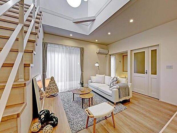 【 モデルハウス写真】当社施工例
光と風が通り抜ける、心地よいリビング♪