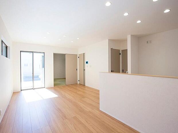 【リビング】太陽の光が降り注ぐ16帖のリビング。キッチンから和室まで、家族の笑顔がつながります。