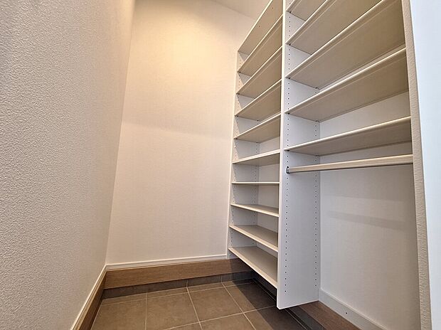 【収納】【3号地/シューズクローク】
収納量たっぷりのシューズクローク。そのままキッチンに繋がっているので食料品の買い物後の動線もスムーズです。