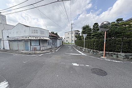 東側前面道路