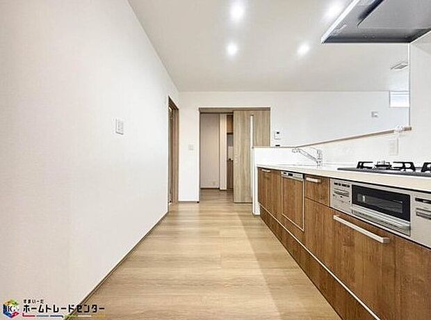 お洒落で清潔感のある対面キッチン♪対面式キッチンは家族との大事なコミュニケーションも取りやすく自然と会話が増えるような設計となっています。床下の収納スペースもちょっとした物を収納できるので嬉しい魅力♪