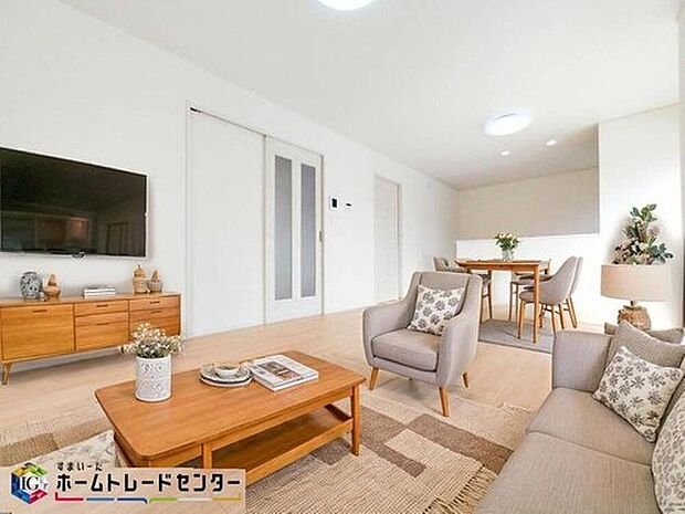 家族みんなが揃う場所だからこそ一番に陽当たりを考慮し明るくゆったりとくつろげる場所として設計しております。※こちらはCGで画像生成したイメージ画像になります。家具などは付いておりません。