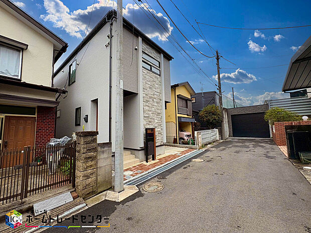 閑静な住宅地で子育て家族にピッタリ。毎日のお散歩も快適な緑に恵まれたエリアで、自然に包まれた穏やかな暮らしを実現するための、ゆとりある住環境が整っています。緑の潤いを感じながらホッと生活できそう。