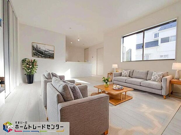 家族みんなが揃う場所だからこそ一番に陽当たりを考慮し明るくゆったりとくつろげる場所として設計しております。※こちらはCGで画像生成したイメージ画像になります。家具などは付いておりません。