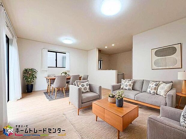 家族みんなが揃う場所だからこそ一番に陽当たりを考慮し明るくゆったりとくつろげる場所として設計しております。※こちらはCGで画像生成したイメージ画像になります。家具などは付いておりません。