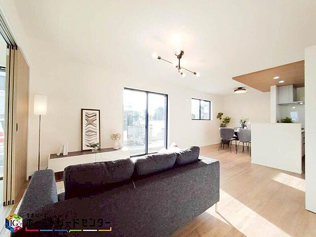 広々としたリビングは南側に設けた掃き出し窓からたくさんの陽光を取り入れてくれます。家族が集まる空間ですからやはり明るさと、暖かさは大切です。広さがありますので家具の配置に悩まなくて済むのも良いです。