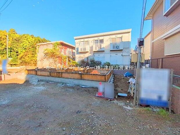 美しい緑と良好な住環境が守られてきたこの街に、新築戸建てが誕生致しました。穏やかな空気の流れる落ち着いた住環境です。ぜひ、現地へ足をお運びいただき実際の環境・陽当たりをご確認下さいませ♪