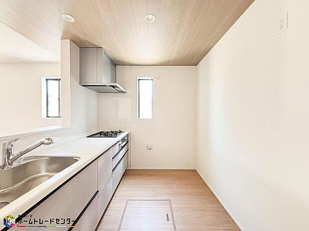 リビングのお子さんに目配りできる対面式カウンターキッチンを採用。食後は食器洗い乾燥機がアシスト。大型パントリーは、お子さんのリクエストメニューや急な来客にも余裕で対応できる便利な食品庫です♪