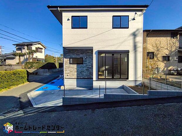 美しい緑と良好な住環境が守られてきたこの街に、新築戸建てが誕生致しました。穏やかな空気の流れる落ち着いた住環境です。ぜひ、現地へ足をお運びいただき実際の環境・陽当たりをご確認下さいませ♪