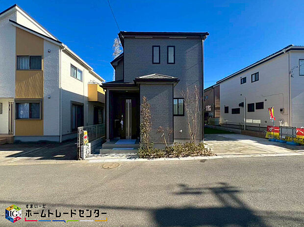 家族みんなが揃う場所だからこそ一番に陽当たりを考慮し明るくゆったりとくつろげる場所として設計しております。大切なお客様を迎えるリビングはいつも綺麗に保てるように♪収納もたくさんご用意しております♪