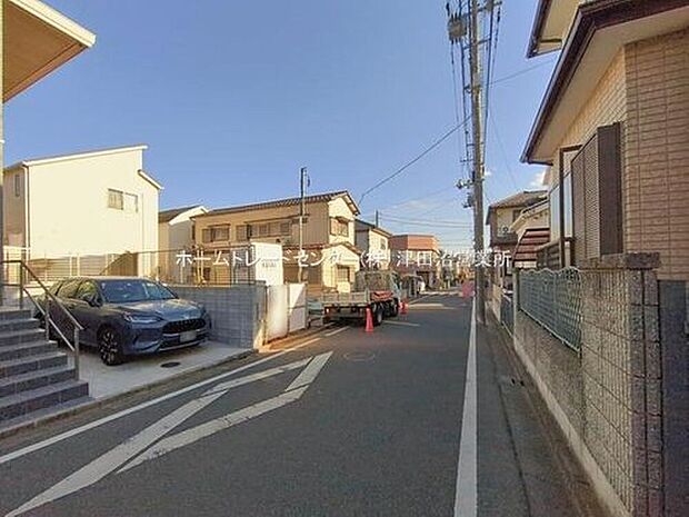 閑静な住宅地で子育て家族にピッタリ。毎日のお散歩も快適な緑に恵まれたエリアで、自然に包まれた穏やかな暮らしを実現するための、ゆとりある住環境が整っています。緑の潤いを感じながらホッと生活できそう。