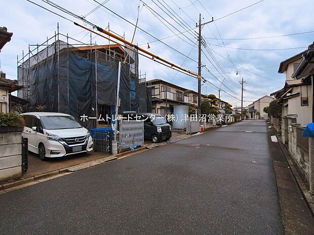 閑静な住宅地で子育て家族にピッタリ。毎日のお散歩も快適な緑に恵まれたエリアで、自然に包まれた穏やかな暮らしを実現するための、ゆとりある住環境が整っています。緑の潤いを感じながらホッと生活できそう。