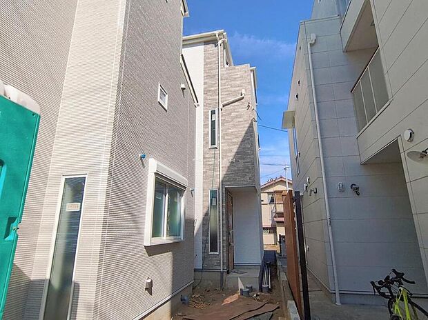 【1号棟】
この風景が暮らしの一部に。毎日がイキイキと笑顔溢れる暮らしの始まりです♪ぜひ一度この見晴らしを体感してみませんか♪ご都合の良い時 自由に外観ご覧になれます。お気軽にごお問い合わせください♪