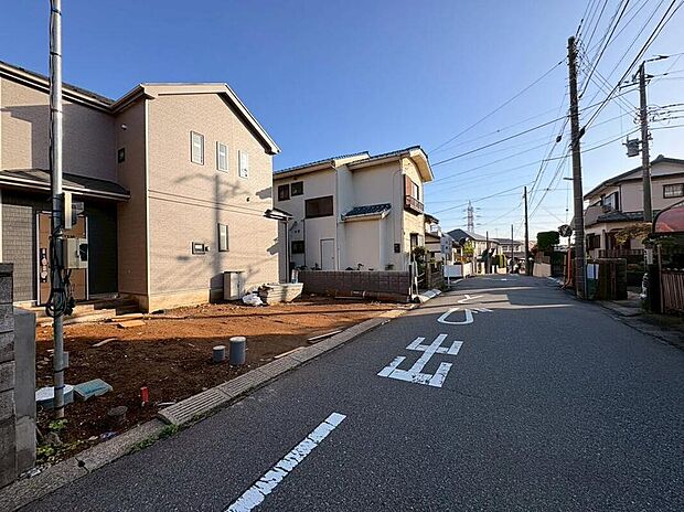 閑静な住宅地で子育て家族にピッタリ。毎日のお散歩も快適な緑に恵まれたエリアで、自然に包まれた穏やかな暮らしを実現するための、ゆとりある住環境が整っています。緑の潤いを感じながらホッと生活できそう。