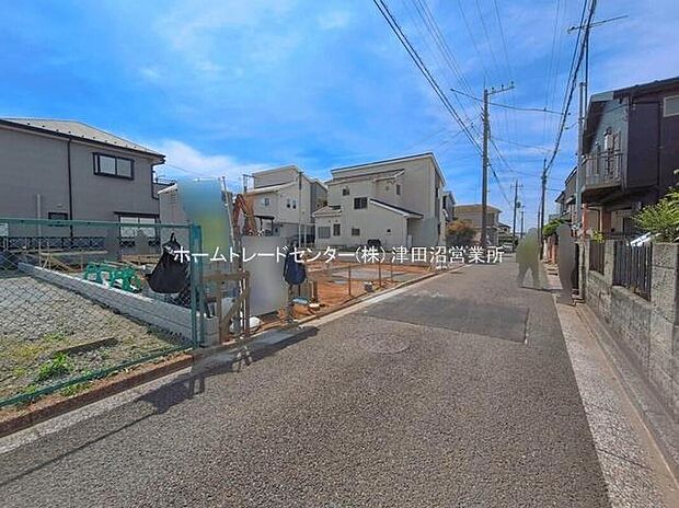 閑静な住宅地で子育て家族にピッタリ。毎日のお散歩も快適な緑に恵まれたエリアで、自然に包まれた穏やかな暮らしを実現するための、ゆとりある住環境が整っています。緑の潤いを感じながらホッと生活できそう。