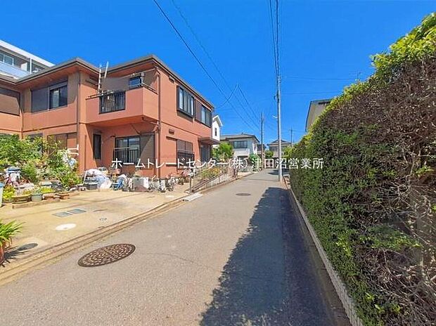 閑静な住宅地で子育て家族にピッタリ。毎日のお散歩も快適な緑に恵まれたエリアで、自然に包まれた穏やかな暮らしを実現するための、ゆとりある住環境が整っています。緑の潤いを感じながらホッと生活できそう。