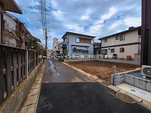閑静な住宅地で子育て家族にピッタリ。毎日のお散歩も快適な緑に恵まれたエリアで、自然に包まれた穏やかな暮らしを実現するための、ゆとりある住環境が整っています。緑の潤いを感じながらホッと生活できそう。