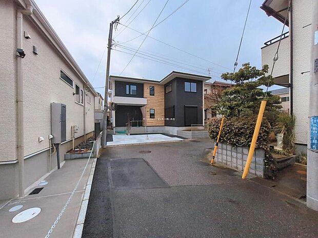 閑静な住宅地で子育て家族にピッタリ。毎日のお散歩も快適な緑に恵まれたエリアで、自然に包まれた穏やかな暮らしを実現するための、ゆとりある住環境が整っています。緑の潤いを感じながらホッと生活できそう。