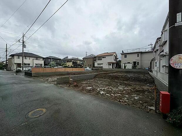 閑静な住宅地で子育て家族にピッタリ。毎日のお散歩も快適な緑に恵まれたエリアで、自然に包まれた穏やかな暮らしを実現するための、ゆとりある住環境が整っています。緑の潤いを感じながらホッと生活できそう。