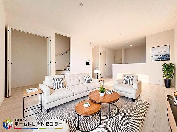 家族みんなが揃う場所だからこそ一番に陽当たりを考慮し明るくゆったりとくつろげる場所として設計しております。※こちらはCGで画像生成したイメージ画像になります。家具などは付いておりません。