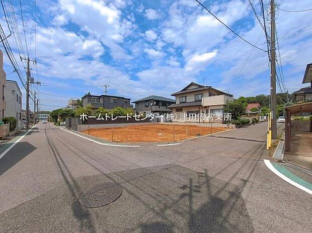 閑静な住宅地で子育て家族にピッタリ。毎日のお散歩も快適な緑に恵まれたエリアで、自然に包まれた穏やかな暮らしを実現するための、ゆとりある住環境が整っています。緑の潤いを感じながらホッと生活できそう。