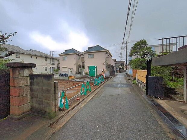 周辺は静かで落ち着いた雰囲気の住宅街です。前面道路は約4mで交通量も少なく、穏やかで快適にお過ごし頂けそうです。
