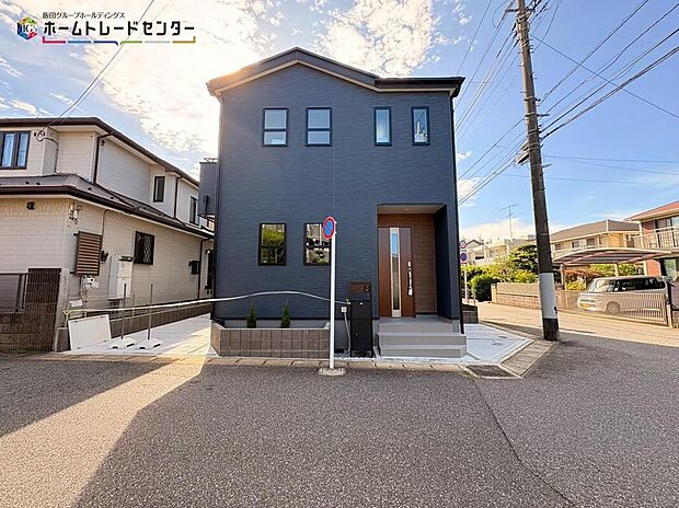 周辺は静かで落ち着いた雰囲気の住宅街です。交通量も少なく、穏やかで快適にお過ごし頂けそうです。これだけではない魅力が、現地できっと見つかる！お問合せをお待ちしております！
