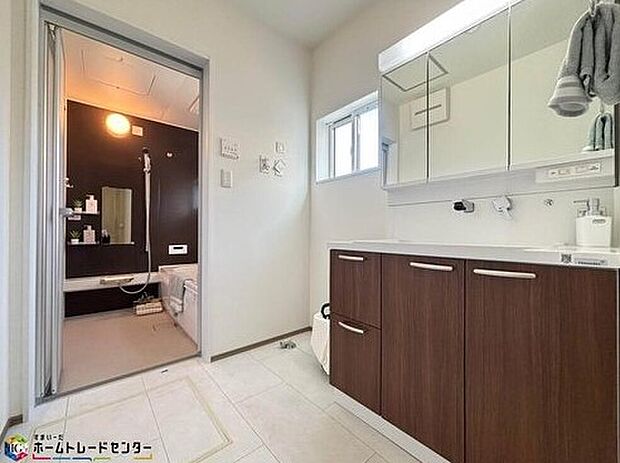 【洗面台・洗面所】家族全員が一番使用する洗面所はお掃除もしやすく使い勝手も抜群。歯ブラシ・ドライヤー・洗面道具・髭剃り・メイク道具など全て収納可能な収納スペースを確保♪二人並んでも十分なほどのスペースも魅力ですね♪