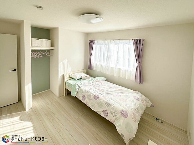 【2階洋室】お子様の成長と共に必要になる子供部屋。勉強机・ベッドを配置しても十分な広さがあるのは戸建てならでは。お子様のお友達を招いたりプライバシーも確保できる子供部屋はお子様の自立心も芽生えます♪