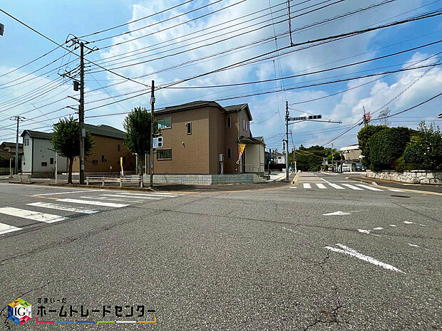 【前面道路含む現地写真】耐震性能に自信のある『飯田グループの家』！お客様を守る大切な住宅だからこそ、第3者の検査を受けて安心して住んでいただける住宅を建てております。その頑丈さを、ぜひ現地にてご体感くださいませ。