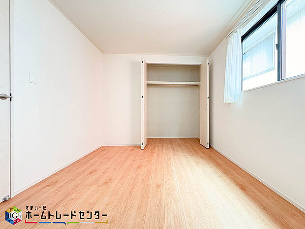 【2階洋室】ダブルベッドのサイズのベッドを配置しても十分な広さを確保できる寝室です♪住んでから後悔しないために、そして何よりゆっくりと安眠できるよう、居心地がよく快適に過ごせる寝室の空間づくりにこだわりましょう。