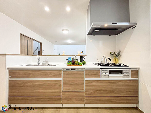 【キッチン】お洒落で清潔感のある対面キッチン♪対面式キッチンは家族との大事なコミュニケーションも取りやすく自然と会話が増えるような設計となっています。床下の収納スペースもちょっとした物を収納できるので嬉しい魅力♪