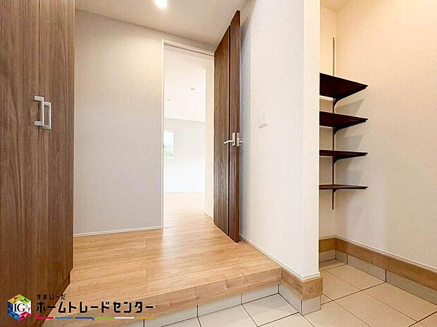 【玄関】ベビーカーや自転車、ゴルフバッグなどのスポーツ用品、また趣味のアウトドア用品と多様な物も収納出来る玄関収納。散らかりがちな場所が、いつでも「きれいな状態」をキープできることで、より心地よく暮らせます♪