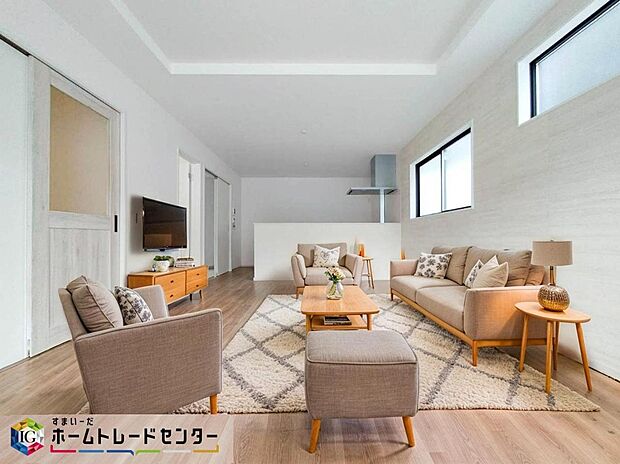 【リビング】家族みんなが揃う場所だからこそ一番に陽当たりを考慮し明るくゆったりとくつろげる場所として設計しております。※こちらはCGで画像生成したイメージ画像になります。家具などは付いておりません。