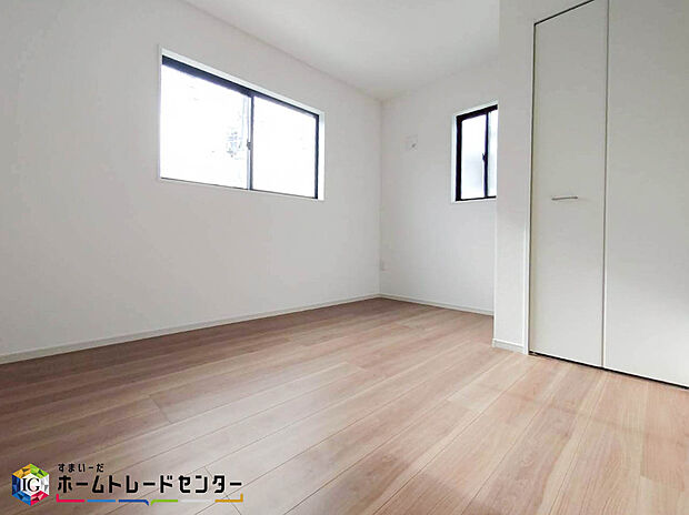 【2階洋室】ダブルベッドのサイズのベッドを配置しても十分な広さを確保できる寝室です♪住んでから後悔しないために、そして何よりゆっくりと安眠できるよう、居心地がよく快適に過ごせる寝室の空間づくりにこだわりましょう。