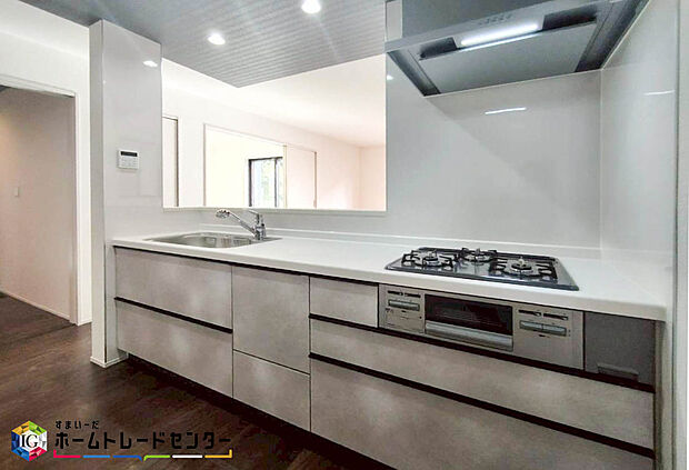 【キッチン】対面型のキッチンは家族との会話も取りやすくコミュニケーションも自然に増える嬉しい間取です。キッチン横には小窓を設けておりますので、料理中の気になる匂いもすぐに換気ができるのも嬉しいポイントです♪