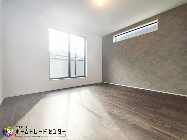 【2階洋室】白一色の壁紙で単調になりがちなお部屋。家具や雑貨を統一しても、「おしゃれに決まらない……」という方も、壁紙の一部にアクセントクロスを使うと、お部屋の雰囲気がガラリと一気に変わりお洒落なお部屋に♪