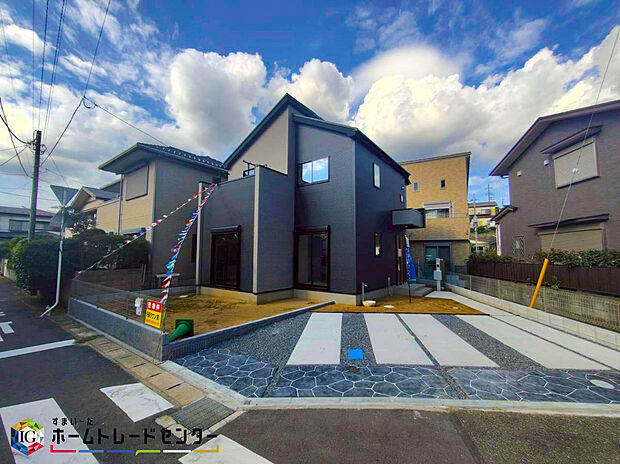 【現地外観写真】美しい緑と良好な住環境が守られてきたこの街に、新築戸建てが誕生致しました。穏やかな空気の流れる落ち着いた住環境です。ぜひ、現地へ足をお運びいただき実際の環境・陽当たりをご確認下さいませ♪