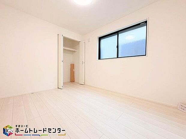 【リビング以外の居室】マンションと違い部屋数が多いのが戸建てのメリットです。ご家族が増えたことで手狭に感じていた住まいも戸建てでは各居室プライバシーを保つことができます。住まいにゆとりが生まれ心もリラックスできます♪