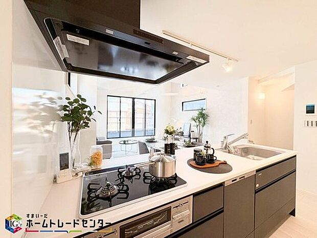 【キッチン】お洒落で清潔感のある対面キッチン♪対面式キッチンは家族との大事なコミュニケーションも取りやすく自然と会話が増えるような設計となっています。床下の収納スペースもちょっとした物を収納できるので嬉しい魅力♪