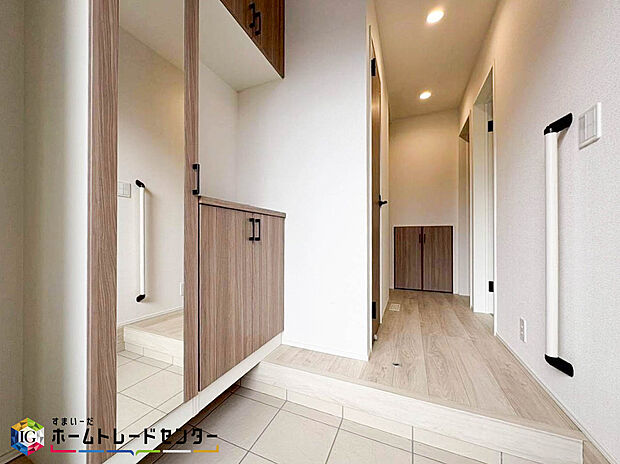 【玄関】家の第一印象は玄関で決まるくらい重要な場所。玄関は家の顔といわれますが我が家のセンスをさりげなく感じさせる魅力ある玄関造りも楽しみの一つ。帰宅する度に家族がほっとできる心地よい空間造りも大切ですね♪