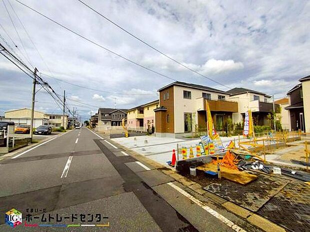 【前面道路含む現地写真】閑静な住宅地で子育て家族にピッタリ。毎日のお散歩も快適な緑に恵まれたエリアで、自然に包まれた穏やかな暮らしを実現するための、ゆとりある住環境が整っています。緑の潤いを感じながらホッと生活できそう。