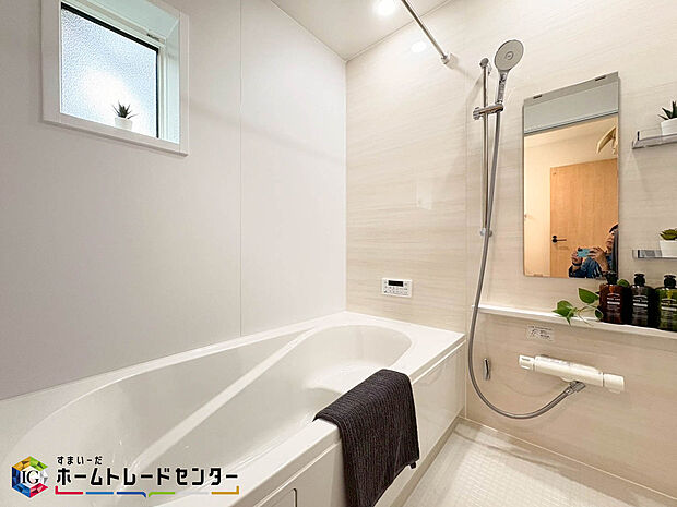 【浴室】親子で一緒に入れてゆったりとくつろぐことのできるバスタブです。ご家族の毎日の疲れを 癒す広々とした空間になっております。また、換気ができる窓もあるので梅雨時の気になる湿気なども換気できて安心ですね♪