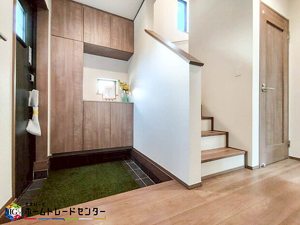 【玄関】散らかりがちな玄関もスッキリと保てる玄関収納は、家の中に入る時一番最初に目に付く場所だからこだわりたいですよね!木目調の落ち着いた雰囲気の色目が、お部屋の雰囲気をそのまま表している家の顔です。